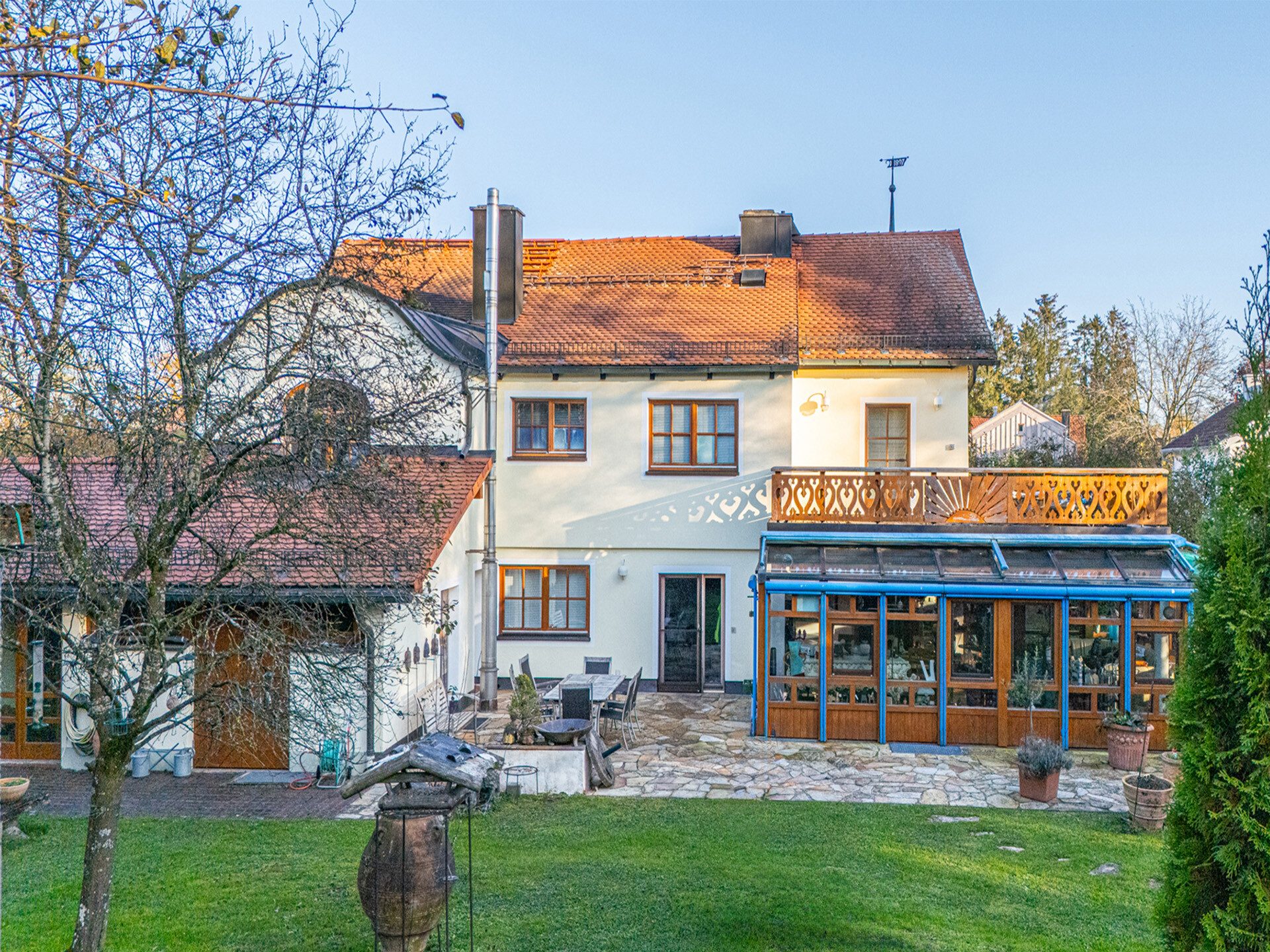 Veltrup Immobilien - Immobilienangebot - Dießen - Wohnen - WOHNHAUS MIT ERKERTÜRMCHEN IN DIESSEN: 
EIN GRUNDSTÜCK MIT SEELE UND VIELEN MÖGLICHKEITEN