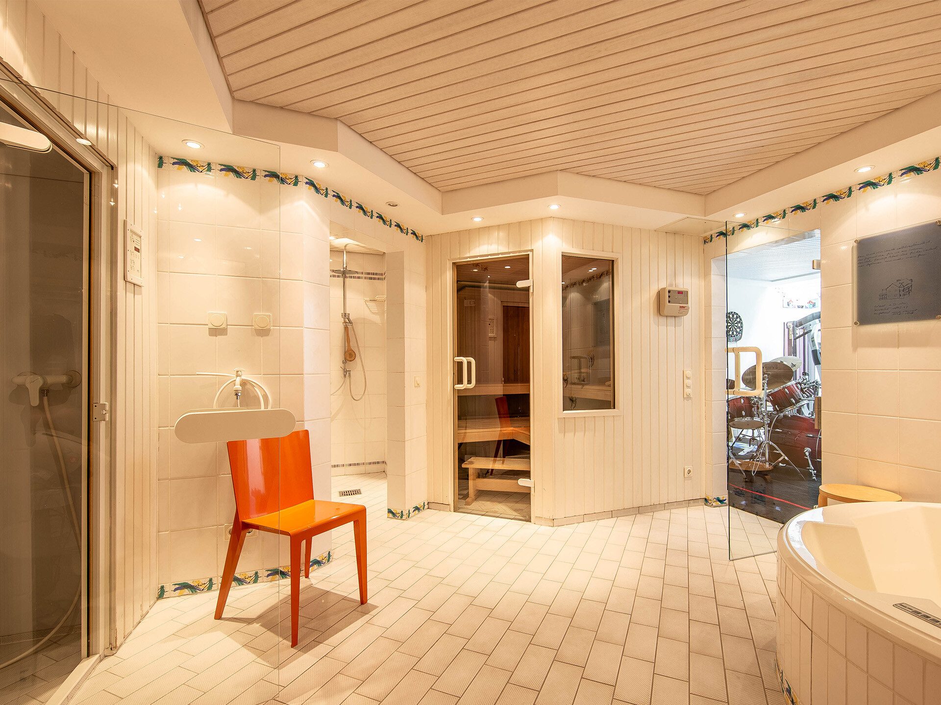 Veltrup Immobilien - Immobilienangebot - Dießen - Wohnen - WOHNHAUS MIT ERKERTÜRMCHEN IN DIESSEN: 
EIN GRUNDSTÜCK MIT SEELE UND VIELEN MÖGLICHKEITEN