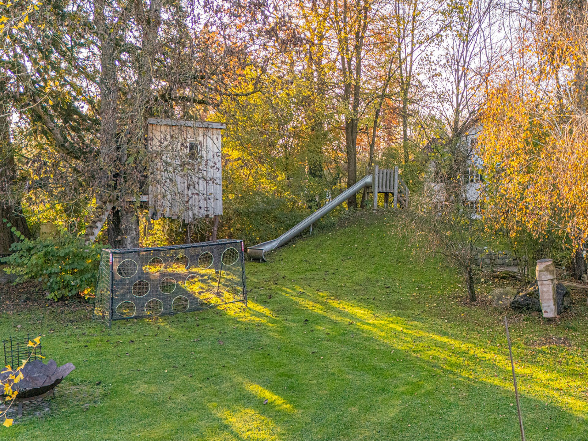 Veltrup Immobilien - Immobilienangebot - Dießen - Wohnen - WOHNHAUS MIT ERKERTÜRMCHEN IN DIESSEN: 
EIN GRUNDSTÜCK MIT SEELE UND VIELEN MÖGLICHKEITEN