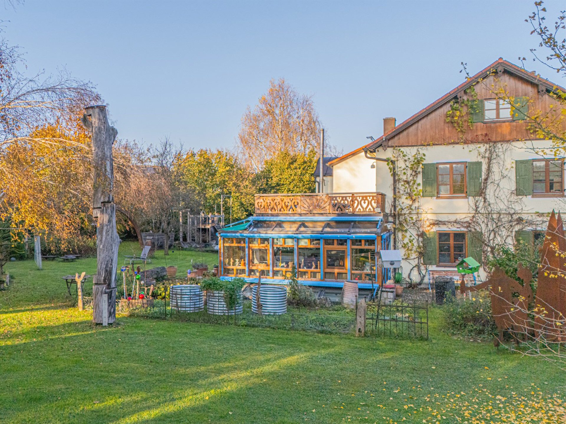Veltrup Immobilien - Immobilienangebot - Dießen - Wohnen - WOHNHAUS MIT ERKERTÜRMCHEN IN DIESSEN: 
EIN GRUNDSTÜCK MIT SEELE UND VIELEN MÖGLICHKEITEN