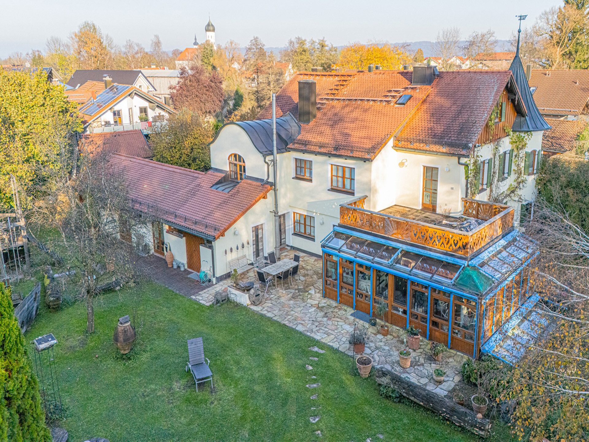 Veltrup Immobilien - Immobilienangebot - Dießen - Wohnen - WOHNHAUS MIT ERKERTÜRMCHEN IN DIESSEN: 
EIN GRUNDSTÜCK MIT SEELE UND VIELEN MÖGLICHKEITEN