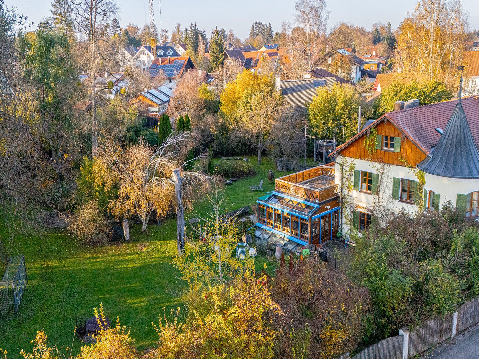 Veltrup Immobilien - Immobilienangebot - Dießen - Wohnen - WOHNHAUS MIT ERKERTÜRMCHEN IN DIESSEN: 
EIN GRUNDSTÜCK MIT SEELE UND VIELEN MÖGLICHKEITEN