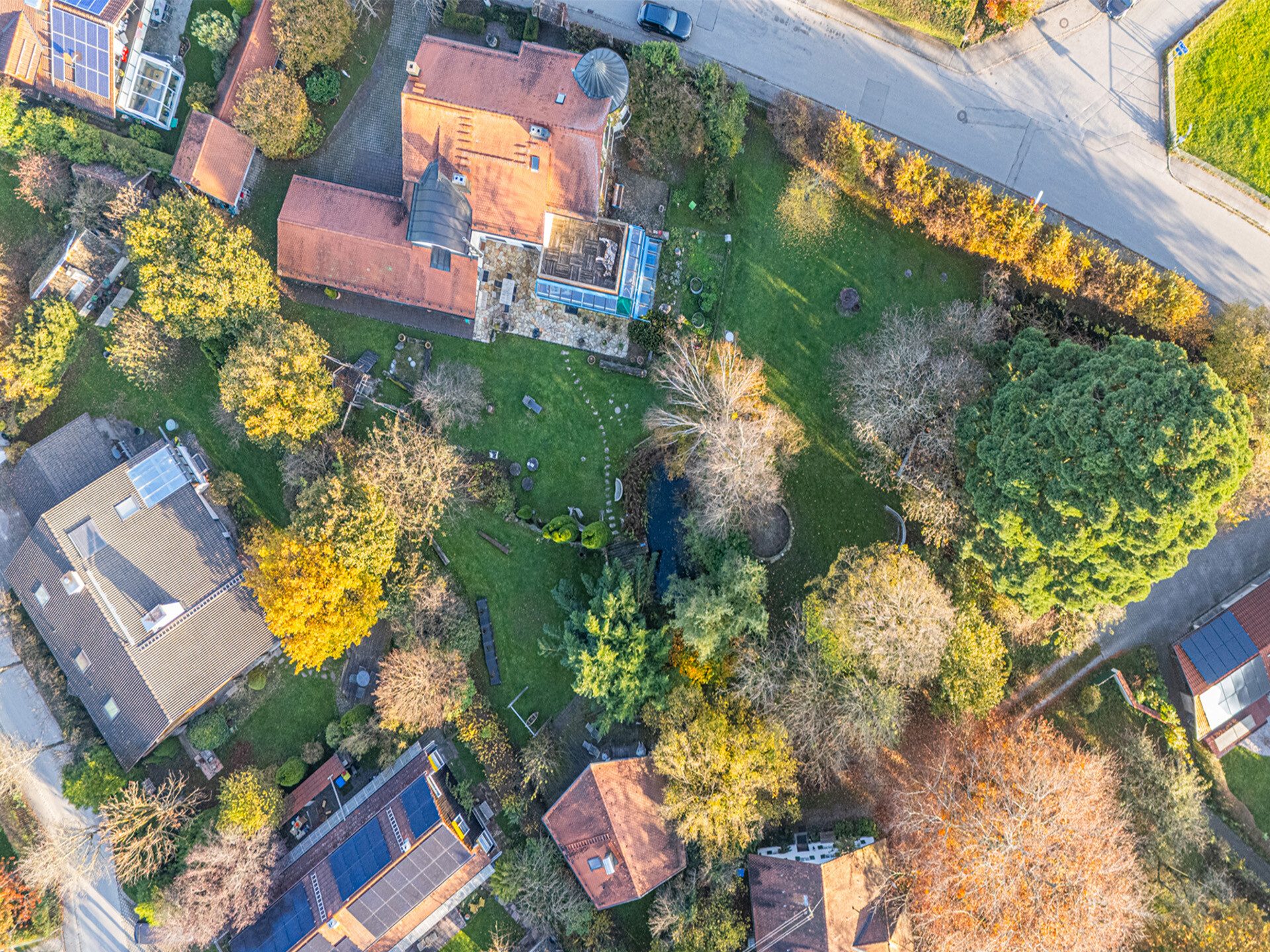 Veltrup Immobilien - Immobilienangebot - Dießen - Wohnen - WOHNHAUS MIT ERKERTÜRMCHEN IN DIESSEN: 
EIN GRUNDSTÜCK MIT SEELE UND VIELEN MÖGLICHKEITEN