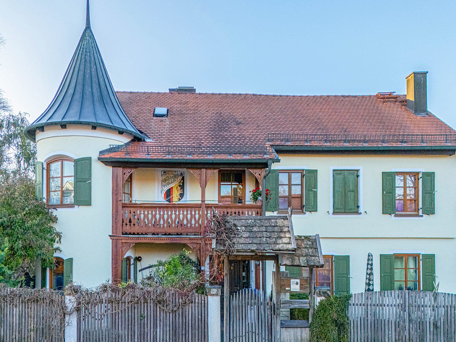 Veltrup Immobilien - Immobilienangebot - Dießen - Wohnen - WOHNHAUS MIT ERKERTÜRMCHEN IN DIESSEN: 
EIN GRUNDSTÜCK MIT SEELE UND VIELEN MÖGLICHKEITEN