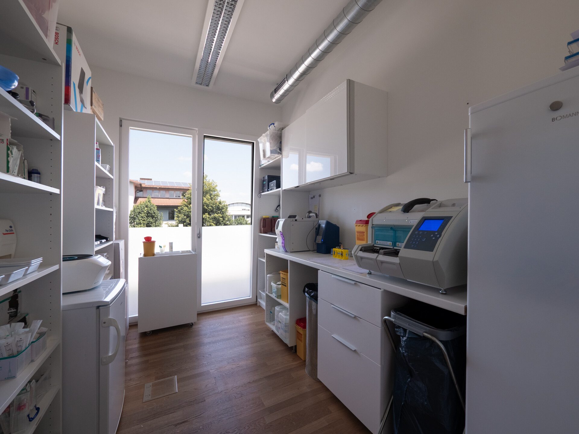 Veltrup Immobilien - Immobilienangebot - Wörthsee - Sonstiges und Gewerbe - MODERNES AMBIENTE IN TOP-LAGE:
GEWERBEEINHEIT FÜR PRAXIS ODER BÜRO AM WÖRTHSEE