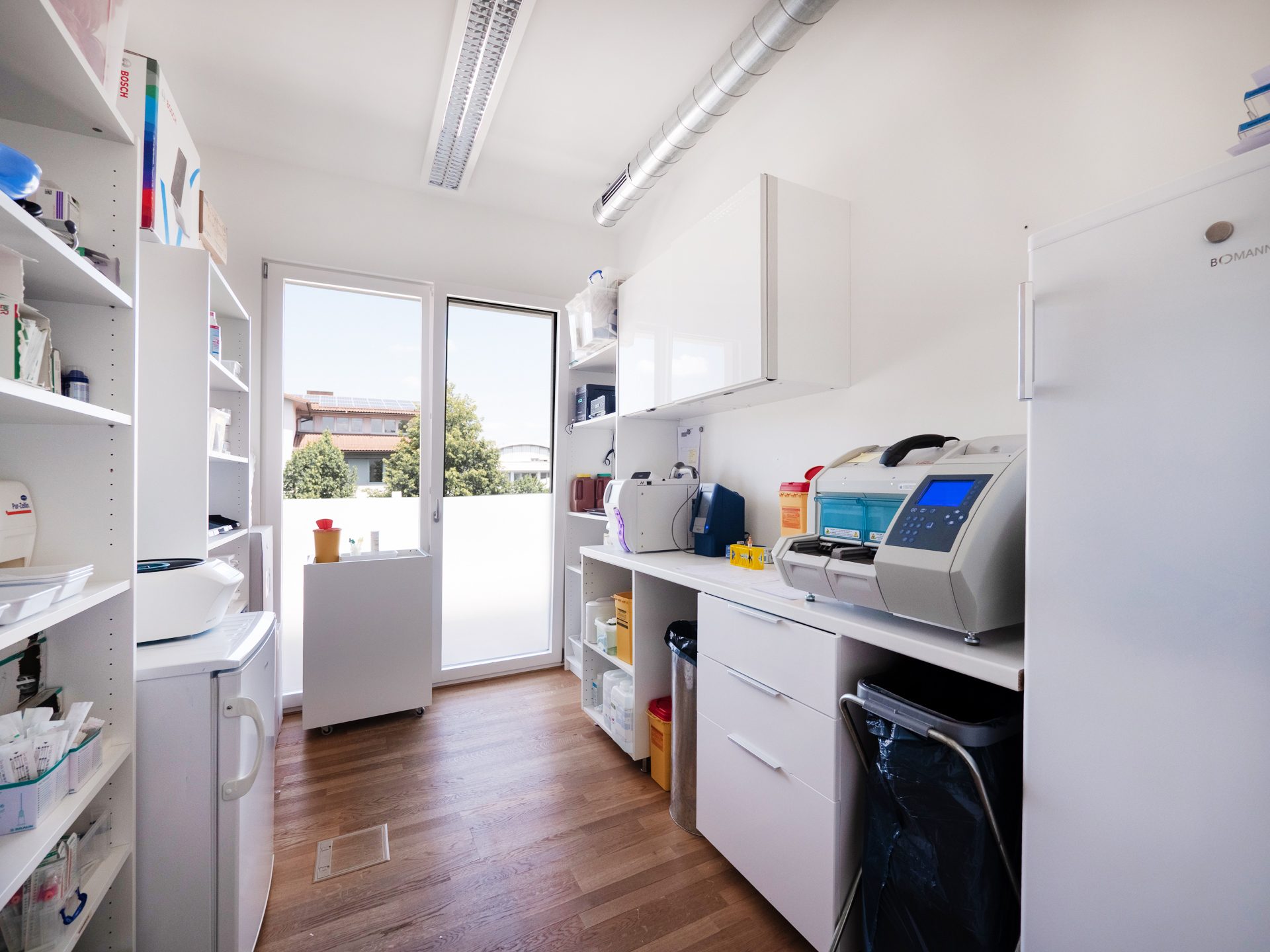 Veltrup Immobilien - Immobilienangebot - Wörthsee - Sonstiges und Gewerbe - MODERNES AMBIENTE IN TOP-LAGE:
GEWERBEEINHEIT FÜR PRAXIS ODER BÜRO AM WÖRTHSEE