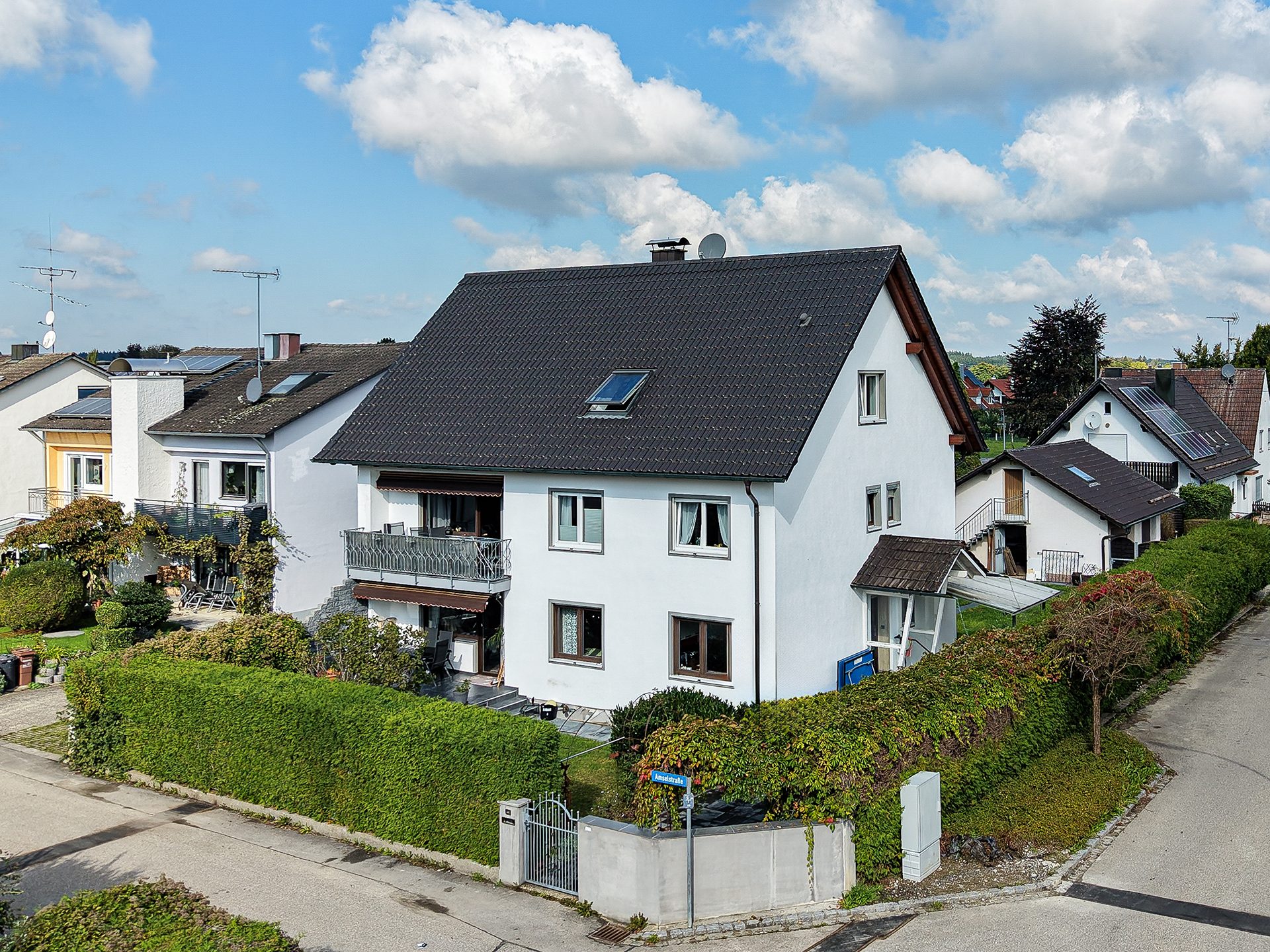 Außenansicht Veltrup Immobilien - Immobilienangebot - Moorenweis - Wohnen - VIEL PLATZ FÜR DIE FAMILIE UND IDEEN
ZWEIFAMILIENHAUS MIT POTENZIAL IN MOORENWEIS