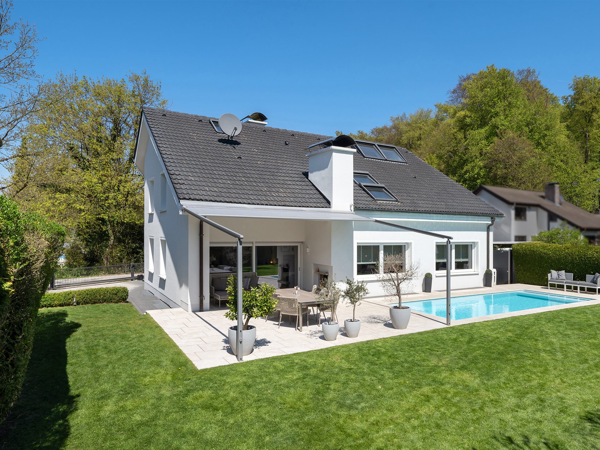 Veltrup Immobilien - Immobilienangebot - Weßling - Wohnen - RUHE. RAUM. LEBENSQUALITÄT. GROSSZÜGIGES EINFAMILIENHAUS MIT POOL