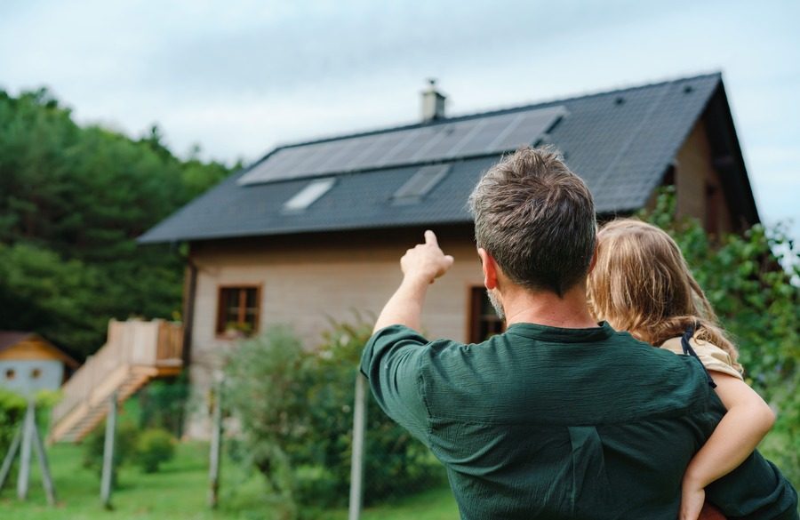 Familie blickt auf Haus
