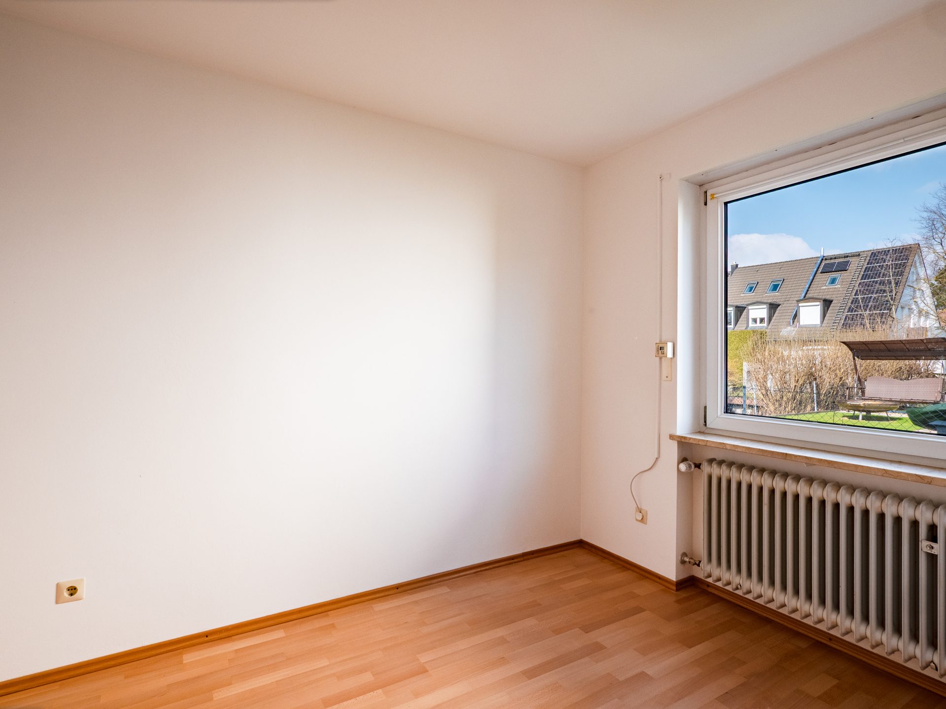 Veltrup Immobilien - Immobilienangebot - Gilching - Wohnen - WOHNEN. ENTSPANNEN. LEBEN:
DOPPELHAUSHÄLFTE MIT GARTEN ZUM WOHLFÜHLEN