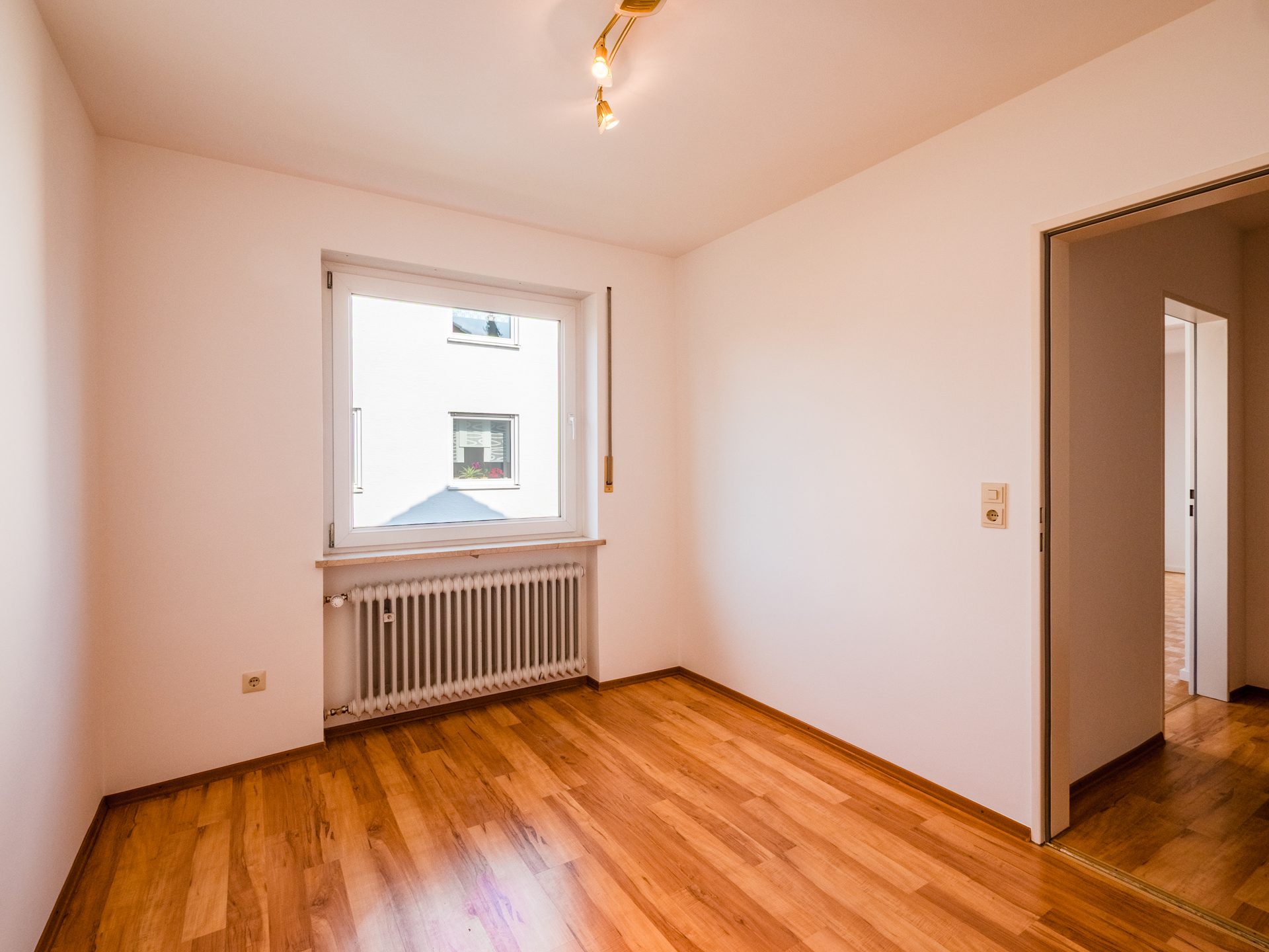 Veltrup Immobilien - Immobilienangebot - Gilching - Wohnen - WOHNEN. ENTSPANNEN. LEBEN:
DOPPELHAUSHÄLFTE MIT GARTEN ZUM WOHLFÜHLEN