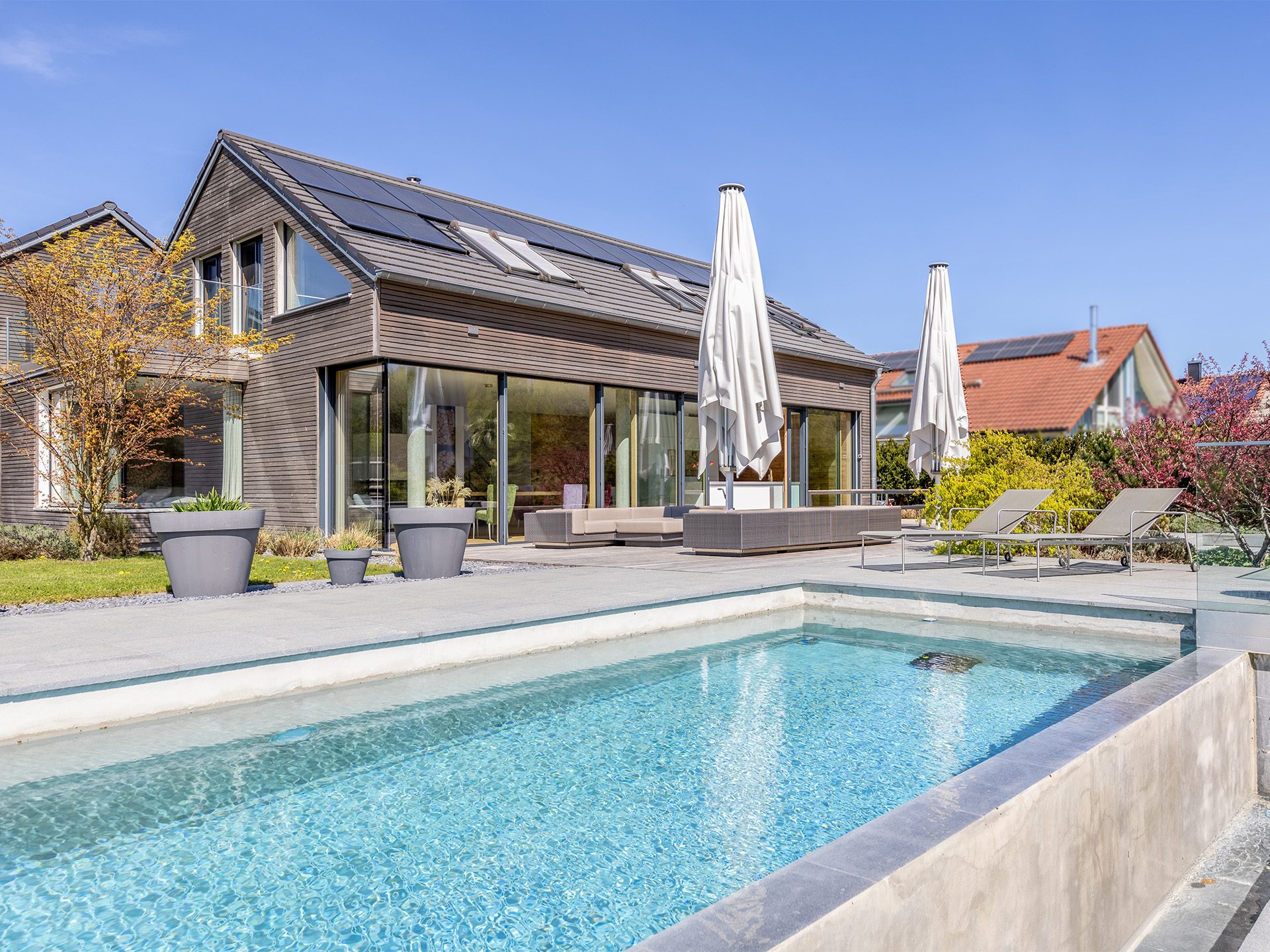 Veltrup Immobilien - Immobilienangebot - Greifenberg / Beuern - Wohnen - HIGH-END EINFAMILIENHAUS MIT INFINITYPOOL, WEITBLICK UND GUTER ANBINDUNG