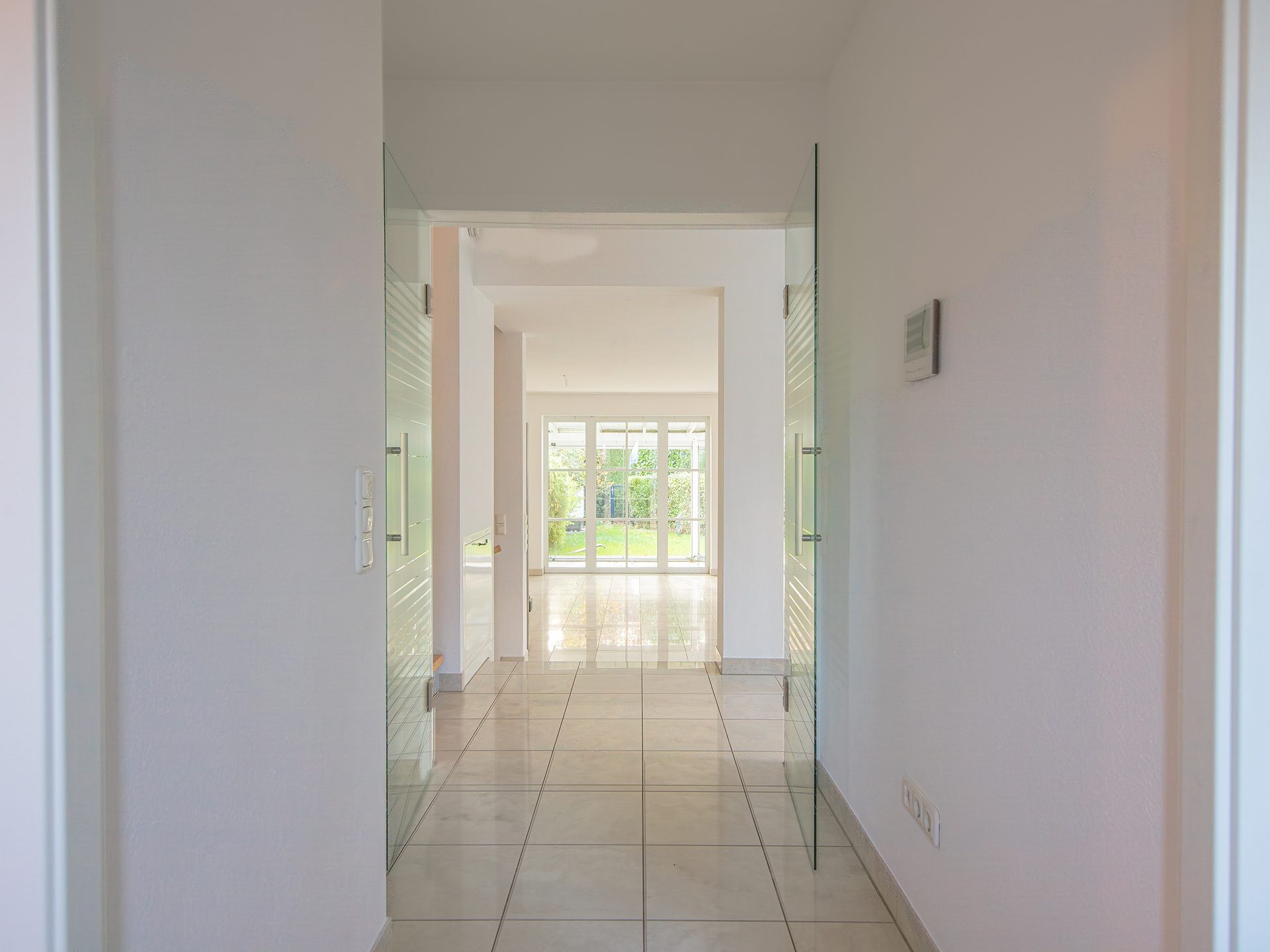 Veltrup Immobilien - Immobilienangebot - Gröbenzell - Wohnen - MEHR ALS EIN ZUHAUSE: MODERNE UND NACHHALTIGE HAUSHÄLFTE FÜR FAMILIEN IN GRÖBENZELL