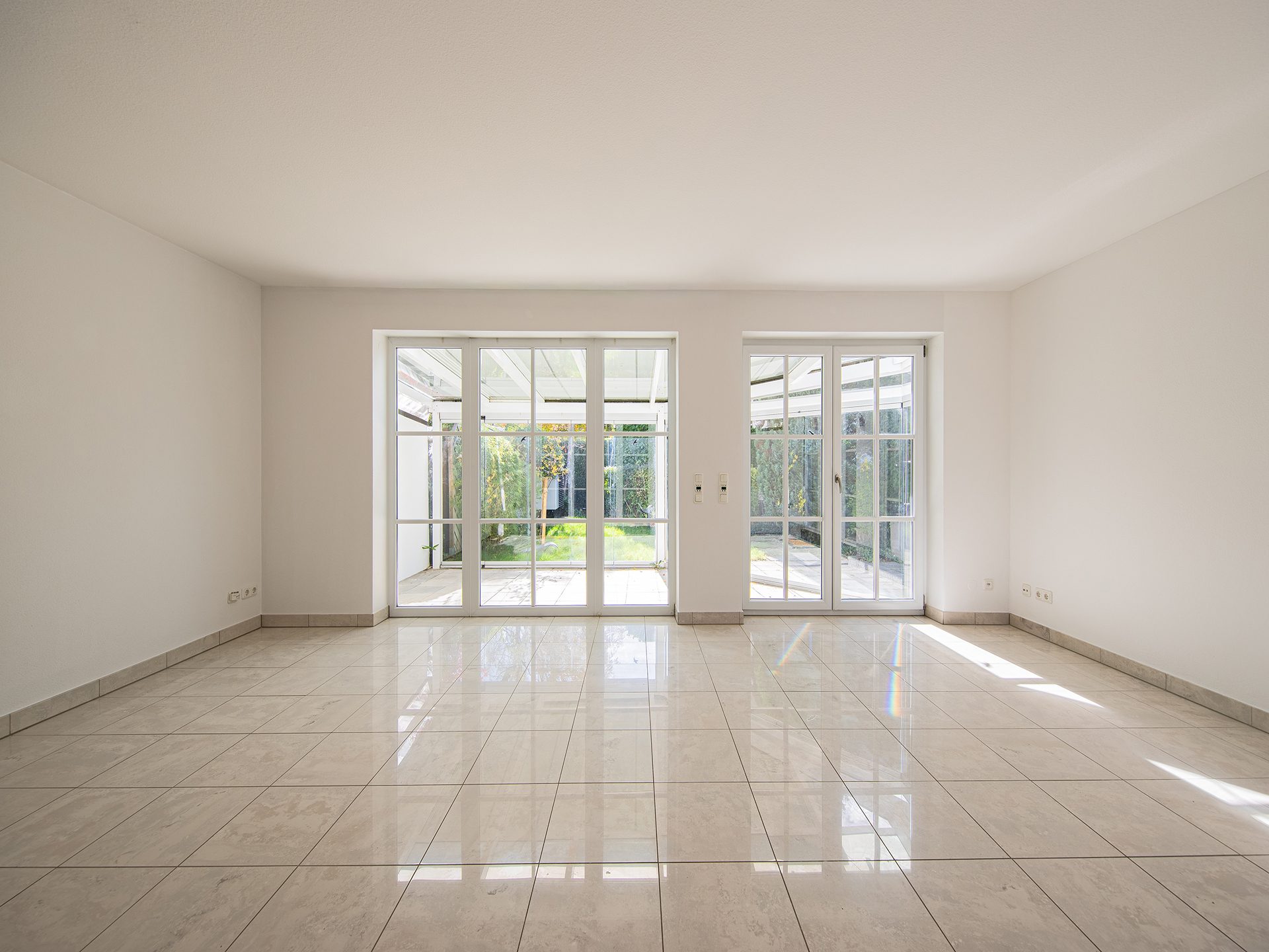 Veltrup Immobilien - Immobilienangebot - Gröbenzell - Wohnen - MEHR ALS EIN ZUHAUSE: MODERNE UND NACHHALTIGE HAUSHÄLFTE FÜR FAMILIEN IN GRÖBENZELL