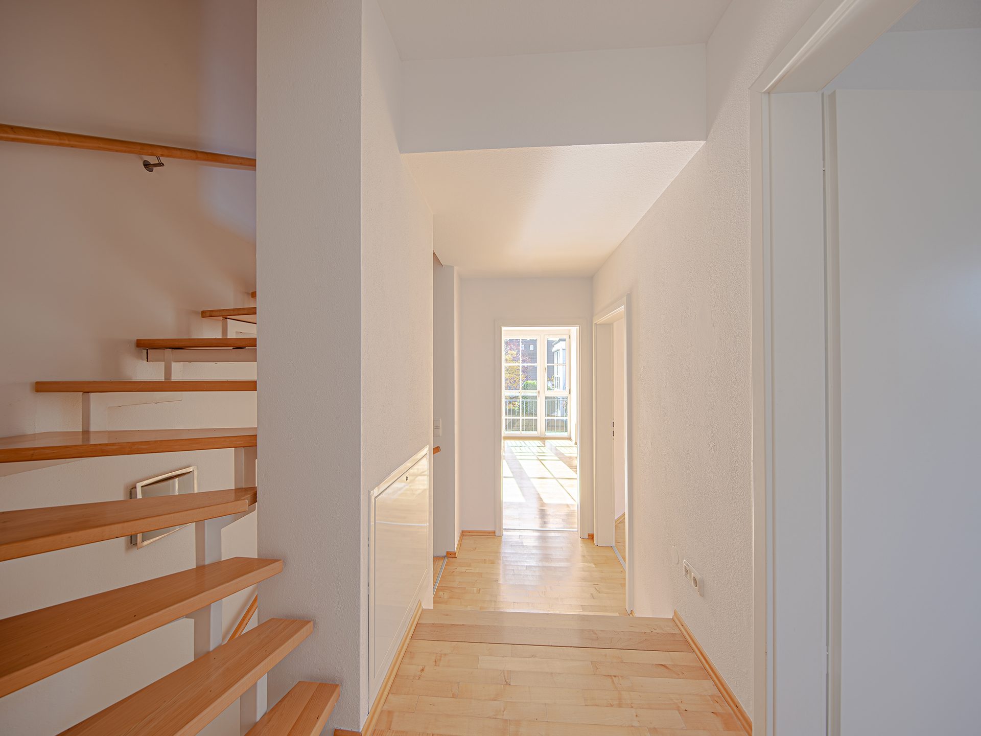 Veltrup Immobilien - Immobilienangebot - Gröbenzell - Wohnen - MEHR ALS EIN ZUHAUSE: MODERNE UND NACHHALTIGE HAUSHÄLFTE FÜR FAMILIEN IN GRÖBENZELL