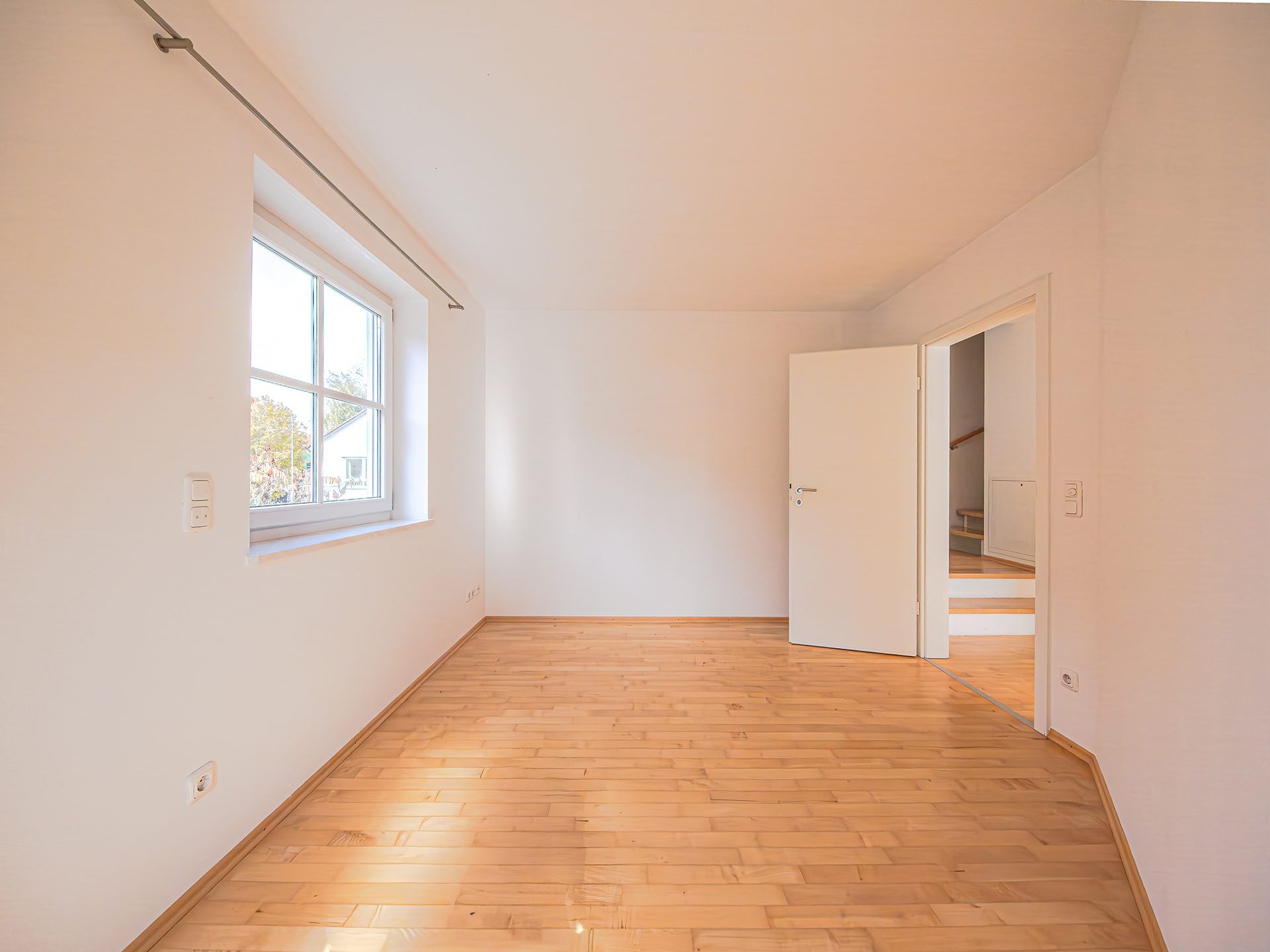 Veltrup Immobilien - Immobilienangebot - Gröbenzell - Wohnen - MEHR ALS EIN ZUHAUSE: MODERNE UND NACHHALTIGE HAUSHÄLFTE FÜR FAMILIEN IN GRÖBENZELL