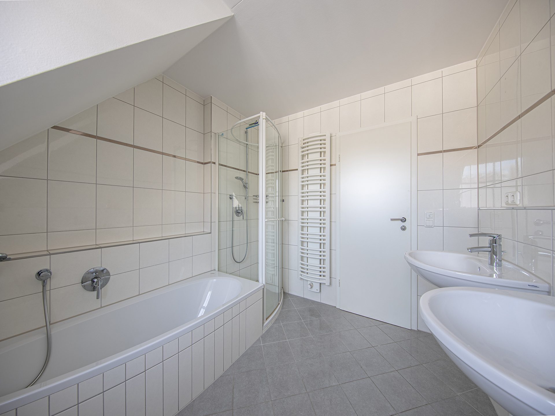 Veltrup Immobilien - Immobilienangebot - Gröbenzell - Wohnen - MEHR ALS EIN ZUHAUSE: MODERNE UND NACHHALTIGE HAUSHÄLFTE FÜR FAMILIEN IN GRÖBENZELL