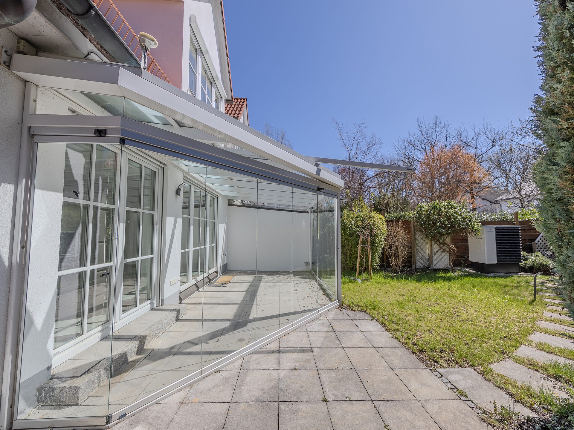 Veltrup Immobilien - Immobilienangebot - Gröbenzell - Wohnen - MEHR ALS EIN ZUHAUSE: MODERNE UND NACHHALTIGE HAUSHÄLFTE FÜR FAMILIEN IN GRÖBENZELL