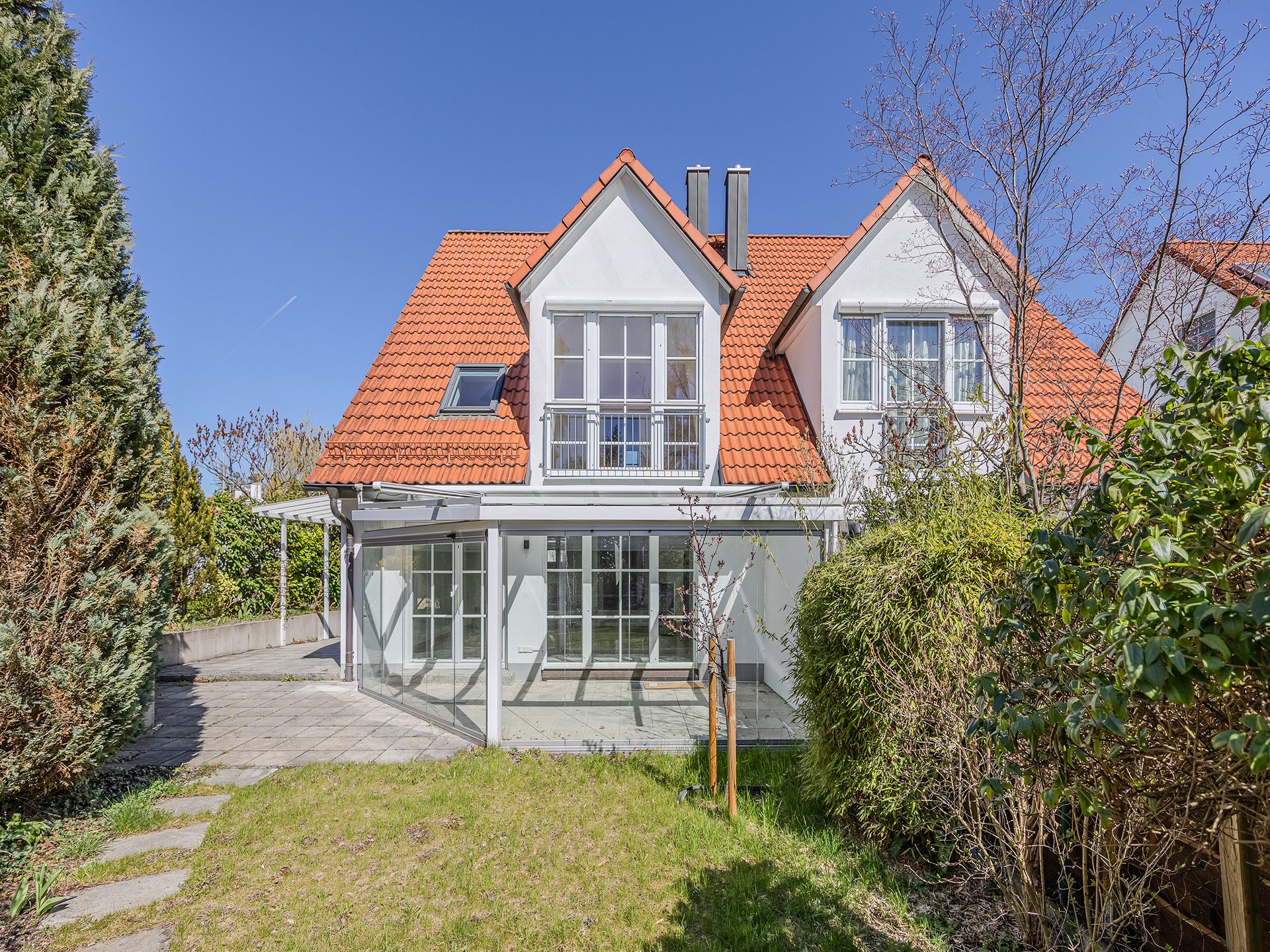 Veltrup Immobilien - Immobilienangebot - Gröbenzell - Wohnen - MEHR ALS EIN ZUHAUSE: MODERNE UND NACHHALTIGE HAUSHÄLFTE FÜR FAMILIEN IN GRÖBENZELL