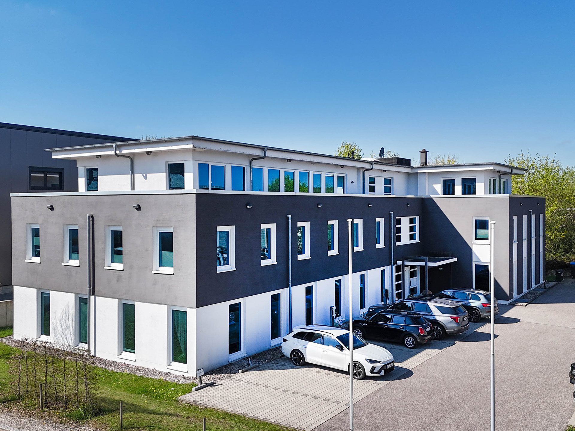Veltrup Immobilien - Immobilienangebot - Hofstetten - Sonstiges und Gewerbe - ATTRAKTIVE INVESTMENTCHANCE - MODERNES BÜROGEBÄUDE IN HOFSTETTEN BEI LANDSBERG AM LECH