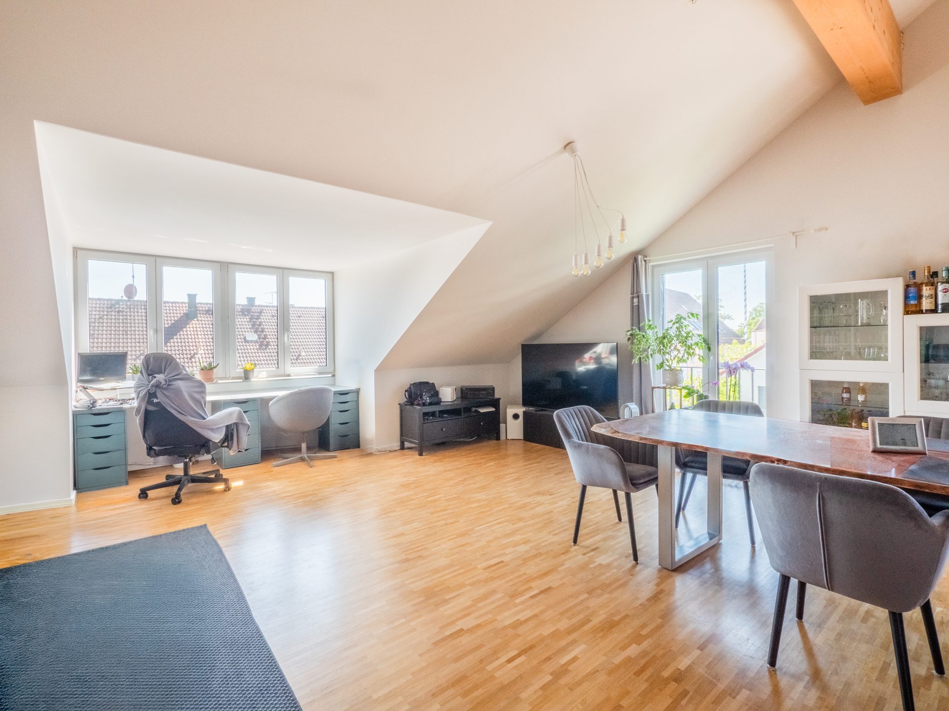 Veltrup Immobilien - Immobilienangebot - Türkenfeld - Wohnen - OFFEN & GEMÜTLICH: MODERNE DACHGESCHOSSWOHNUNG