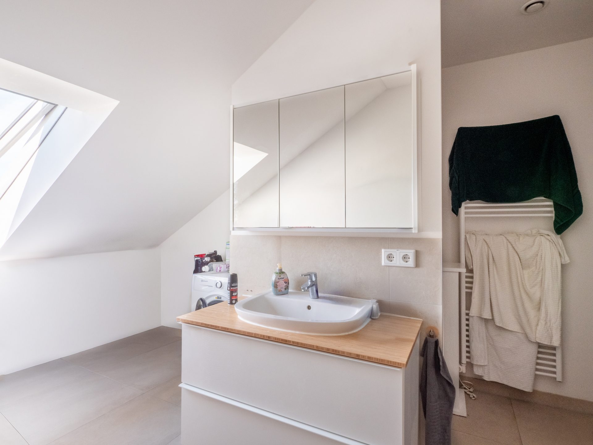 Veltrup Immobilien - Immobilienangebot - Türkenfeld - Wohnen - OFFEN & GEMÜTLICH: MODERNE DACHGESCHOSSWOHNUNG