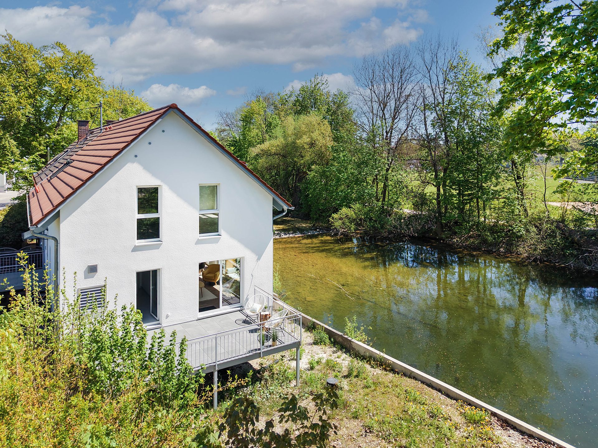 Veltrup Immobilien - Immobilienangebot - Fürstenfeldbruck - Wohnen - EINZIGARTIGES HAUS AN DER AMPER: MODERNES WOHNEN ÜBER HOCHWASSERNIVEAU