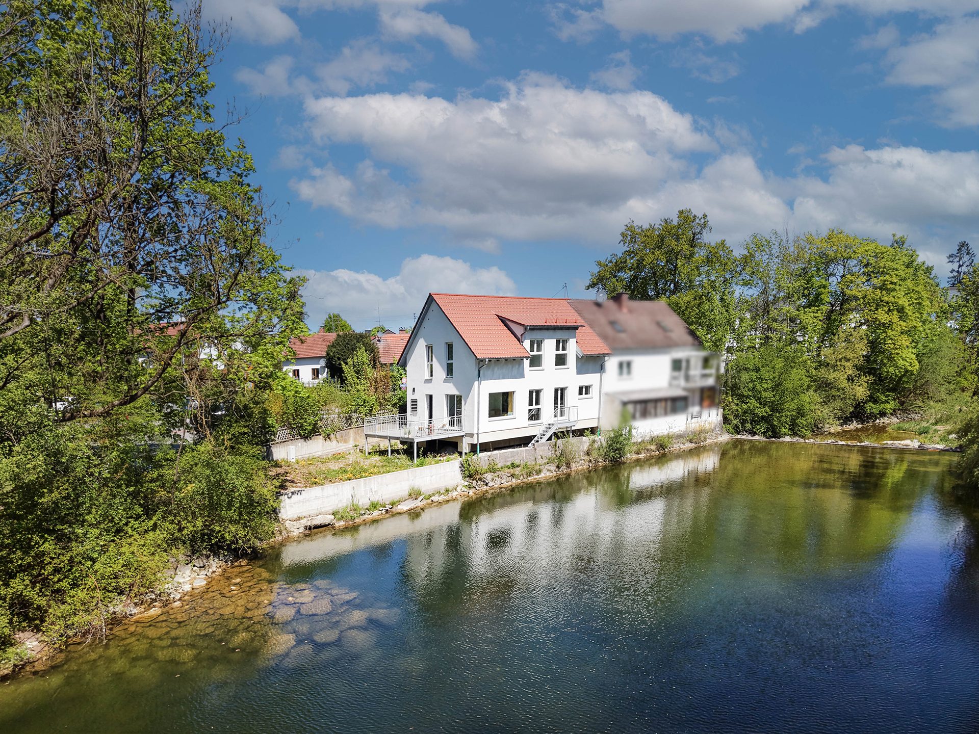 Veltrup Immobilien - Immobilienangebot - Fürstenfeldbruck - Wohnen - EINZIGARTIGES HAUS AN DER AMPER: MODERNES WOHNEN ÜBER HOCHWASSERNIVEAU