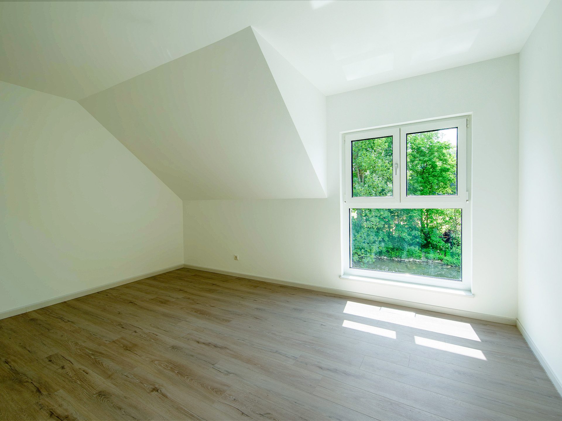 Veltrup Immobilien - Immobilienangebot - Fürstenfeldbruck - Wohnen - EINZIGARTIGES HAUS AN DER AMPER: MODERNES WOHNEN ÜBER HOCHWASSERNIVEAU
