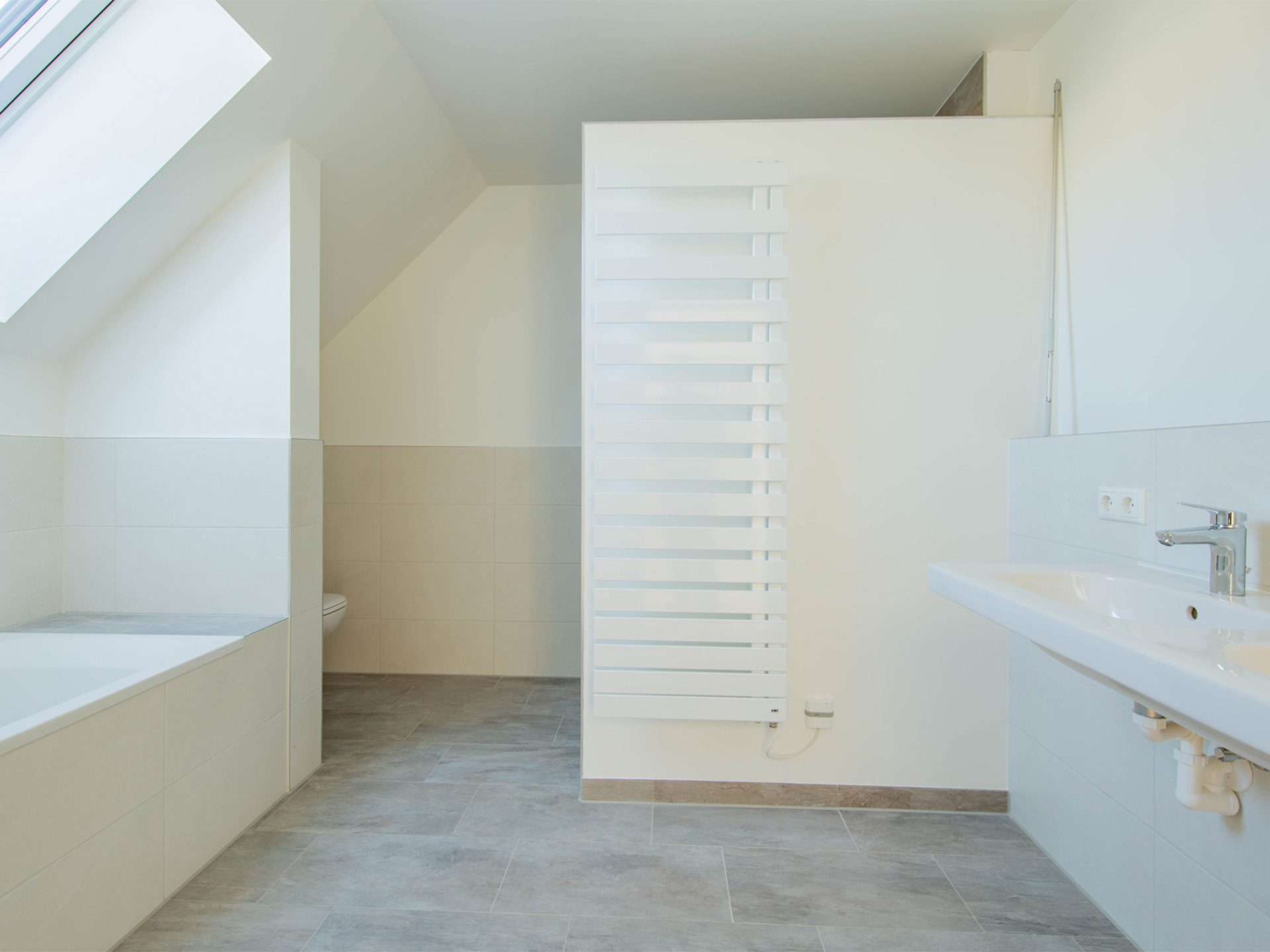 Veltrup Immobilien - Immobilienangebot - Fürstenfeldbruck - Wohnen - EINZIGARTIGES HAUS AN DER AMPER: MODERNES WOHNEN ÜBER HOCHWASSERNIVEAU