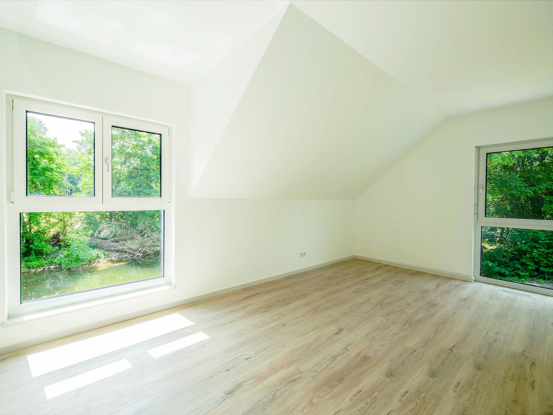 Veltrup Immobilien - Immobilienangebot - Fürstenfeldbruck - Wohnen - EINZIGARTIGES HAUS AN DER AMPER: MODERNES WOHNEN ÜBER HOCHWASSERNIVEAU
