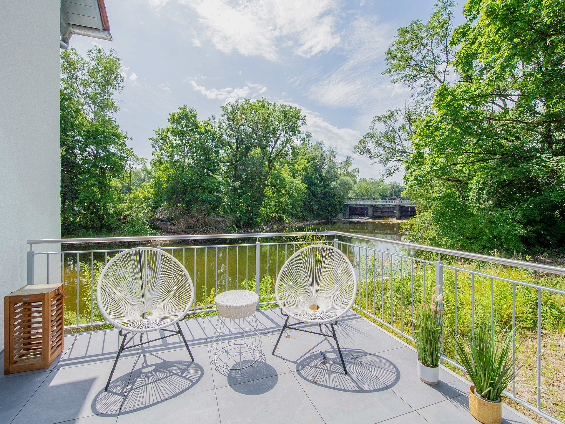 Veltrup Immobilien - Immobilienangebot - Fürstenfeldbruck - Wohnen - EINZIGARTIGES HAUS AN DER AMPER: MODERNES WOHNEN ÜBER HOCHWASSERNIVEAU