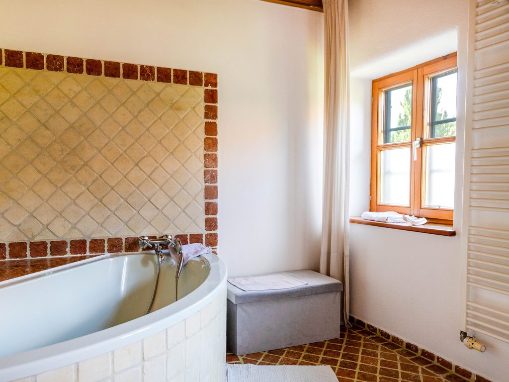 Veltrup Immobilien - Immobilienangebot - Pähl / Fischen am Ammersee - Wohnen - CHARMANTES ENSEMBLE MIT HISTORISCHEM FLAIR UND VIEL ENTWICKLUNGSPOTENZIAL IN FISCHEN AM AMMERSEE