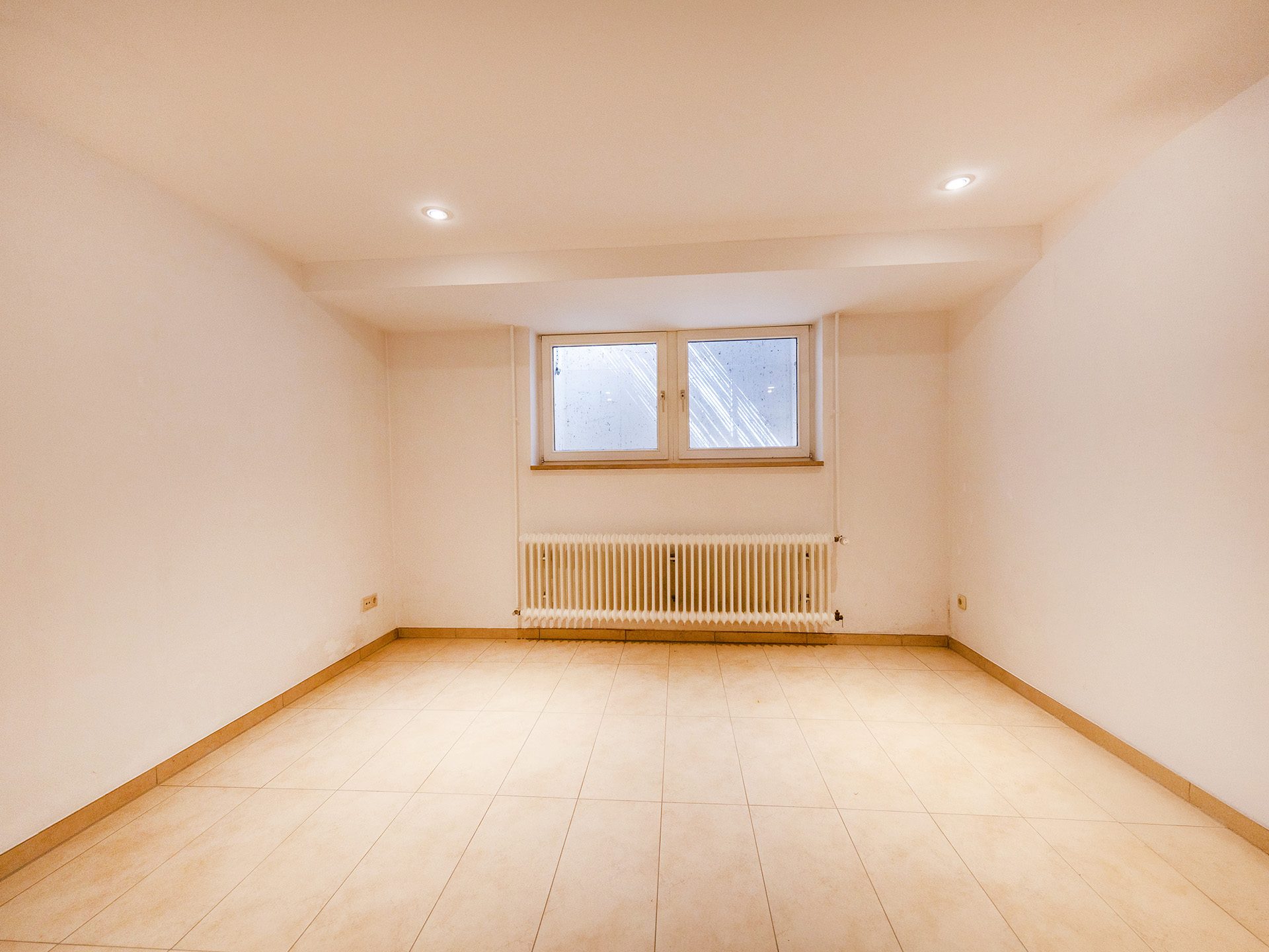 Veltrup Immobilien - Immobilienangebot - Puchheim - Wohnen - GROSSZÜGIGE DOPPELHAUSHÄLFTE IN PUCHHEIM MIT GARTEN UND PRIVATEM SCHWIMMWEIHERZUGANG