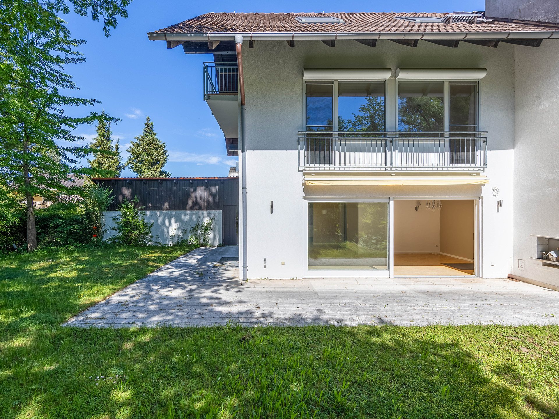 Veltrup Immobilien - Immobilienangebot - Puchheim - Wohnen - GROSSZÜGIGE DOPPELHAUSHÄLFTE IN PUCHHEIM MIT GARTEN UND PRIVATEM SCHWIMMWEIHERZUGANG