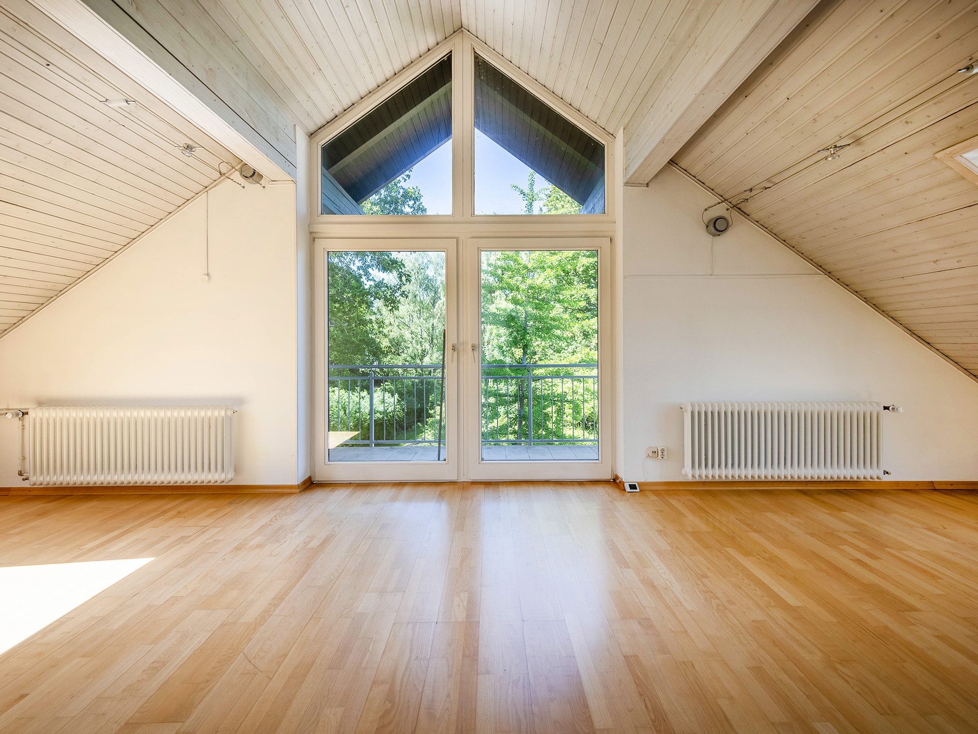 Veltrup Immobilien - Immobilienangebot - Puchheim - Wohnen - GROSSZÜGIGE DOPPELHAUSHÄLFTE IN PUCHHEIM MIT GARTEN UND PRIVATEM SCHWIMMWEIHERZUGANG