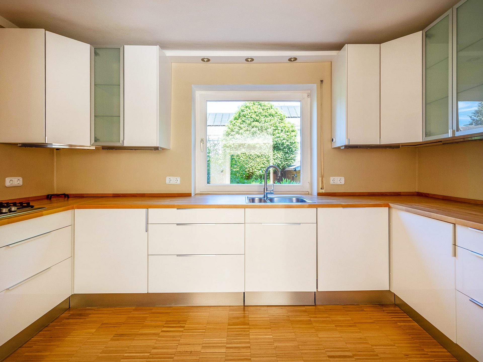 Veltrup Immobilien - Immobilienangebot - Puchheim - Wohnen - GROSSZÜGIGE DOPPELHAUSHÄLFTE IN PUCHHEIM MIT GARTEN UND PRIVATEM SCHWIMMWEIHERZUGANG