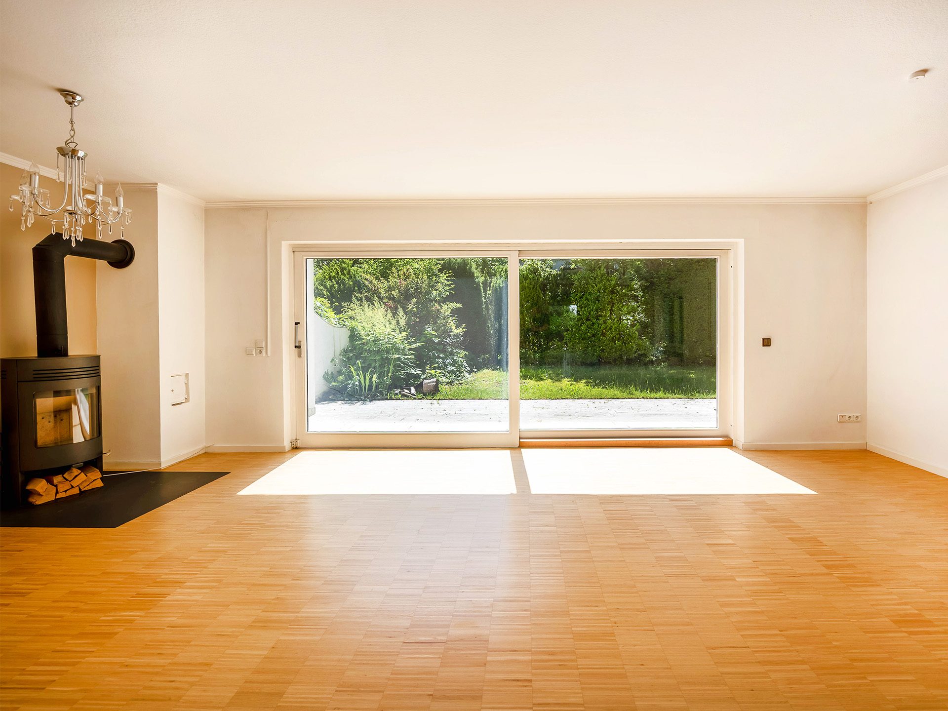 Veltrup Immobilien - Immobilienangebot - Puchheim - Wohnen - GROSSZÜGIGE DOPPELHAUSHÄLFTE IN PUCHHEIM MIT GARTEN UND PRIVATEM SCHWIMMWEIHERZUGANG