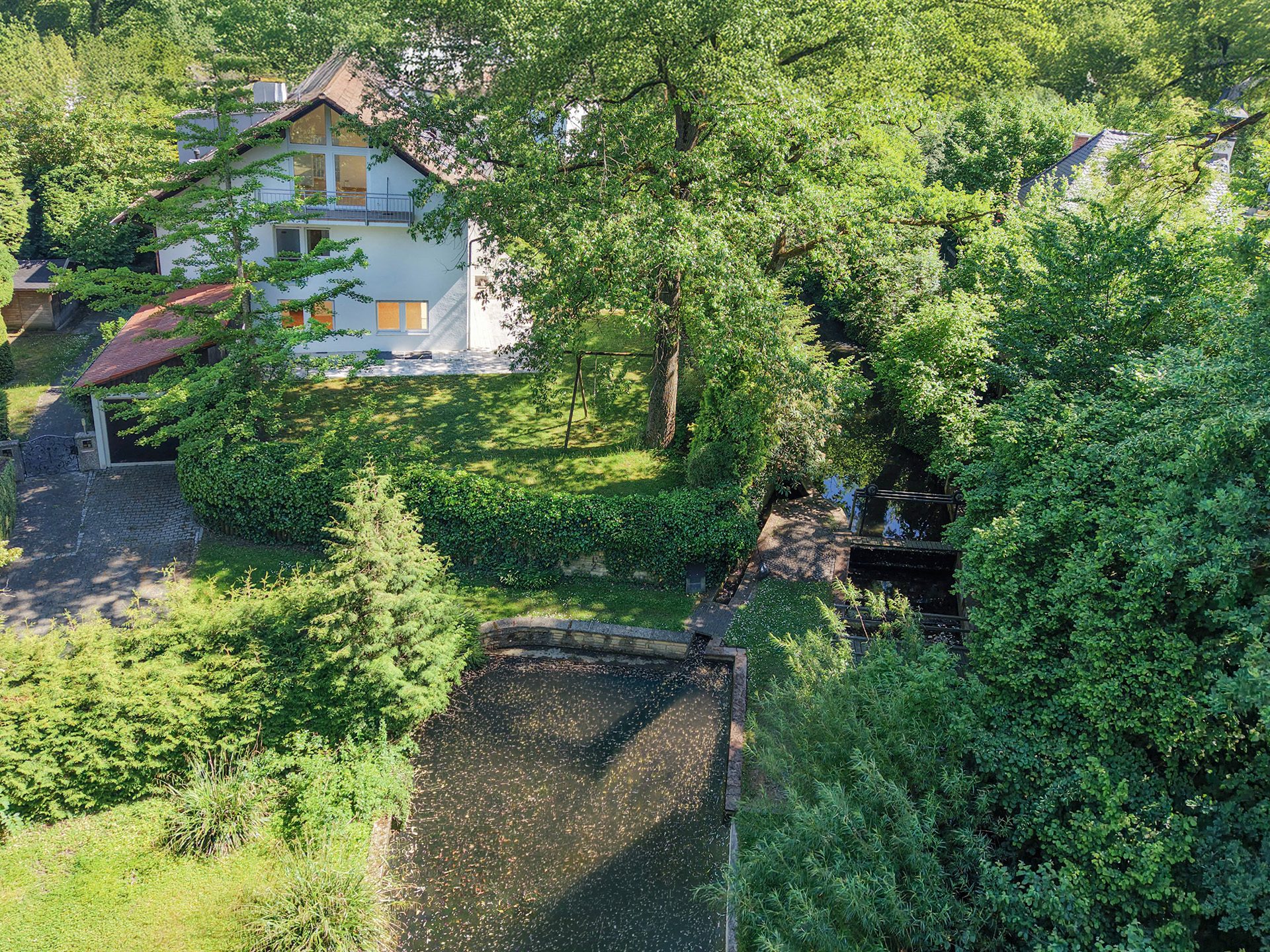 Veltrup Immobilien - Immobilienangebot - Puchheim - Wohnen - GROSSZÜGIGE DOPPELHAUSHÄLFTE IN PUCHHEIM MIT GARTEN UND PRIVATEM SCHWIMMWEIHERZUGANG