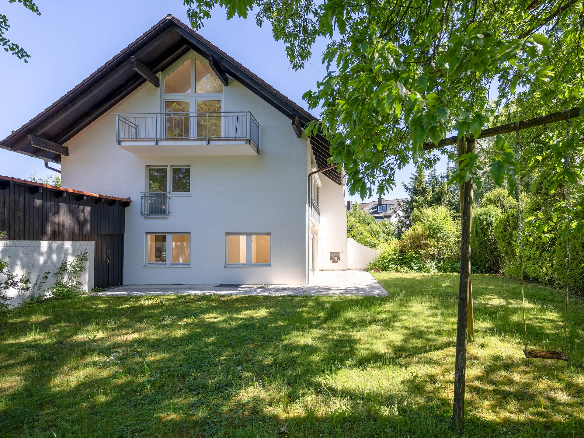 Veltrup Immobilien - Immobilienangebot - Puchheim - Wohnen - GROSSZÜGIGE DOPPELHAUSHÄLFTE IN PUCHHEIM MIT GARTEN UND PRIVATEM SCHWIMMWEIHERZUGANG
