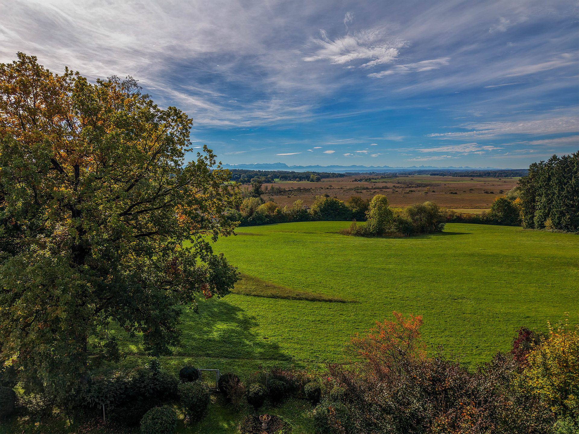 Veltrup Immobilien - Immobilienangebot - Grafrath - Wohnen - WOHNEN MIT WEITBLICK UND AUßERGEWÖHNLICHKEIT GROßZÜGIGIKEIT IN GRAFRATH