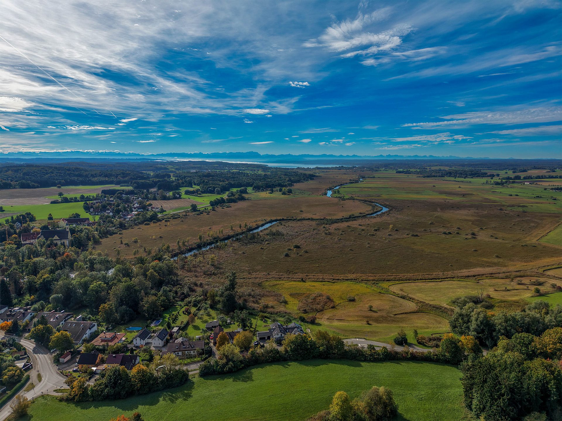 Veltrup Immobilien - Immobilienangebot - Grafrath - Wohnen - WOHNEN MIT WEITBLICK UND AUßERGEWÖHNLICHKEIT GROßZÜGIGIKEIT IN GRAFRATH