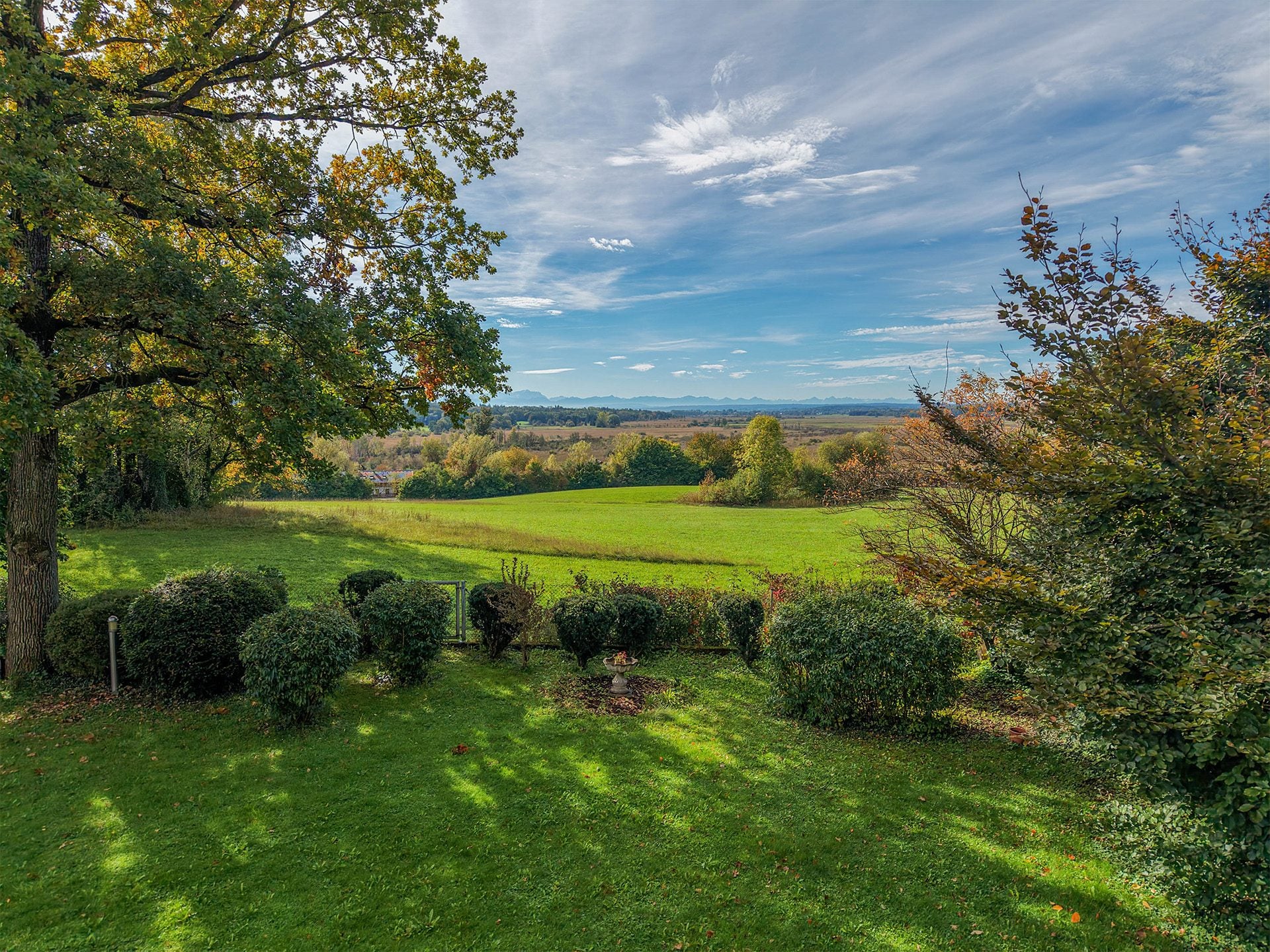 Veltrup Immobilien - Immobilienangebot - Grafrath - Wohnen - WOHNEN MIT WEITBLICK UND AUßERGEWÖHNLICHKEIT GROßZÜGIGIKEIT IN GRAFRATH