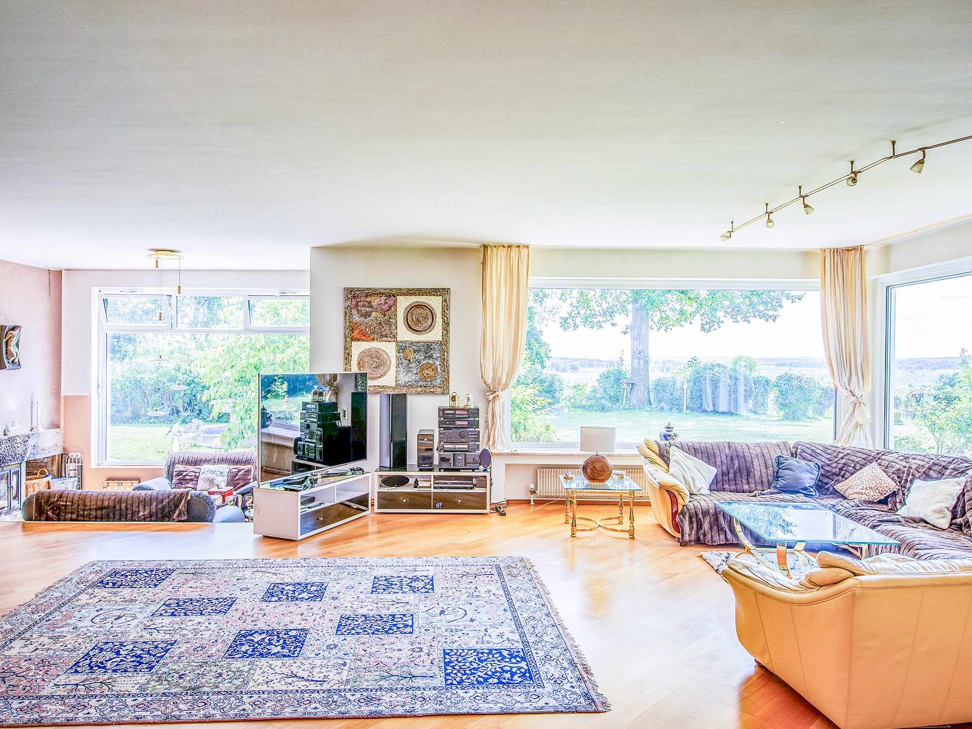 Veltrup Immobilien - Immobilienangebot - Grafrath - Wohnen - WOHNEN MIT WEITBLICK UND AUßERGEWÖHNLICHKEIT GROßZÜGIGIKEIT IN GRAFRATH
