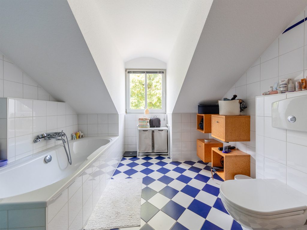 Veltrup Immobilien - Immobilienangebot - Greifenberg - Wohnen - SPLIT-LEVEL-ARCHITEKTUR MIT BESONDEREM WOHNGEFÜHL IM HERZEN VON GREIFENBERG