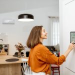 Frau bedient Smart-Home