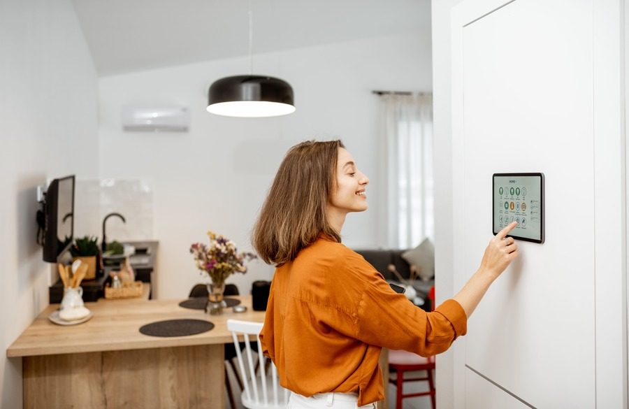 Frau bedient Smart-Home