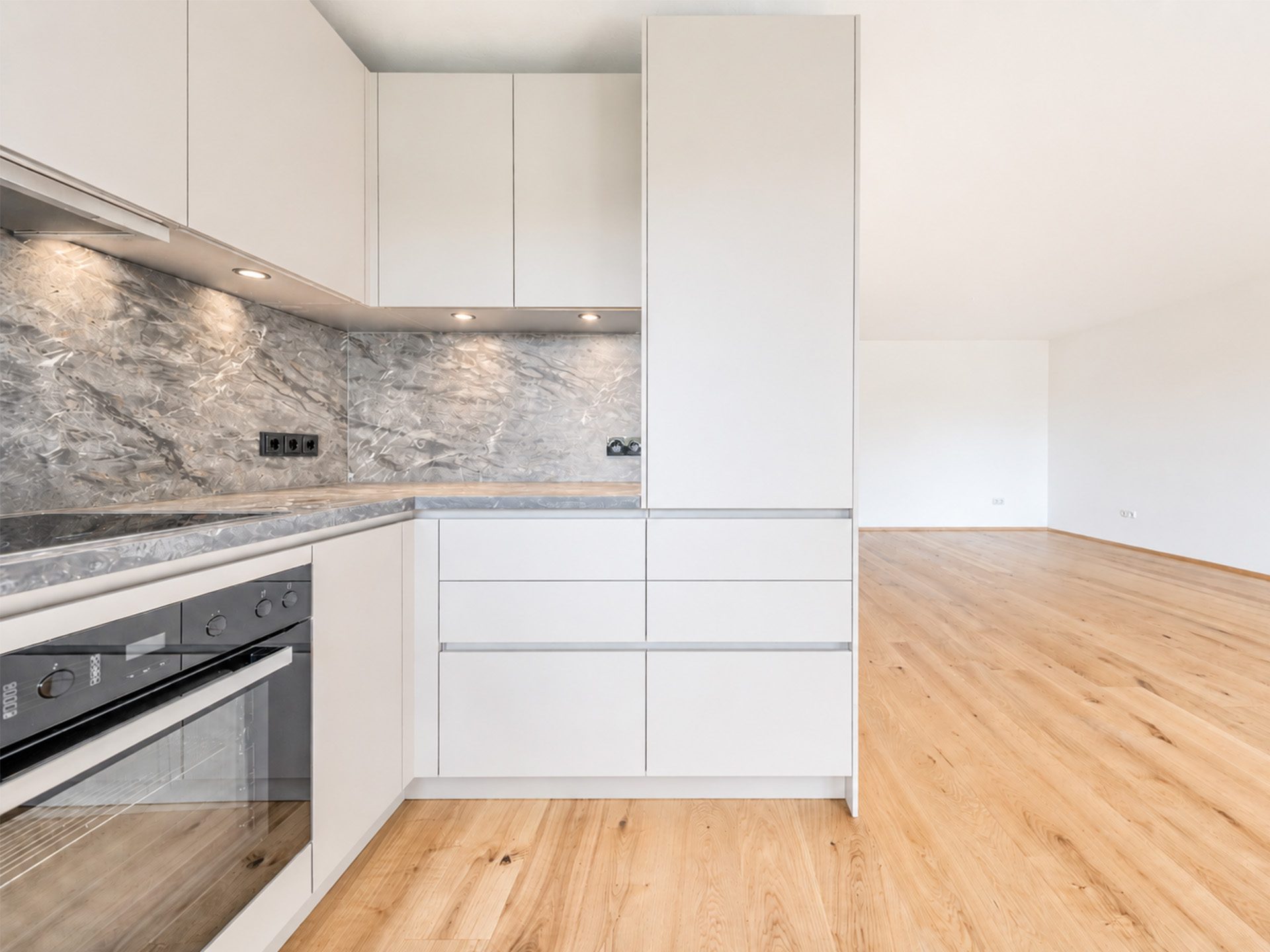 Veltrup Immobilien - Immobilienangebot - Herrsching am Ammersee - Wohnen - HOCHWERTIG SANIERTES 1-ZIMMER APARTMENT MIT SCHWIMMBAD, SAUNA UND PRIVATEM BADESTEG
