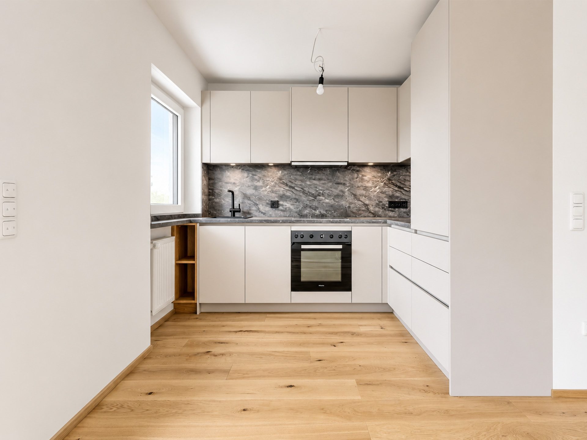 Veltrup Immobilien - Immobilienangebot - Herrsching am Ammersee - Wohnen - HOCHWERTIG SANIERTES 1-ZIMMER APARTMENT MIT SCHWIMMBAD, SAUNA UND PRIVATEM BADESTEG
