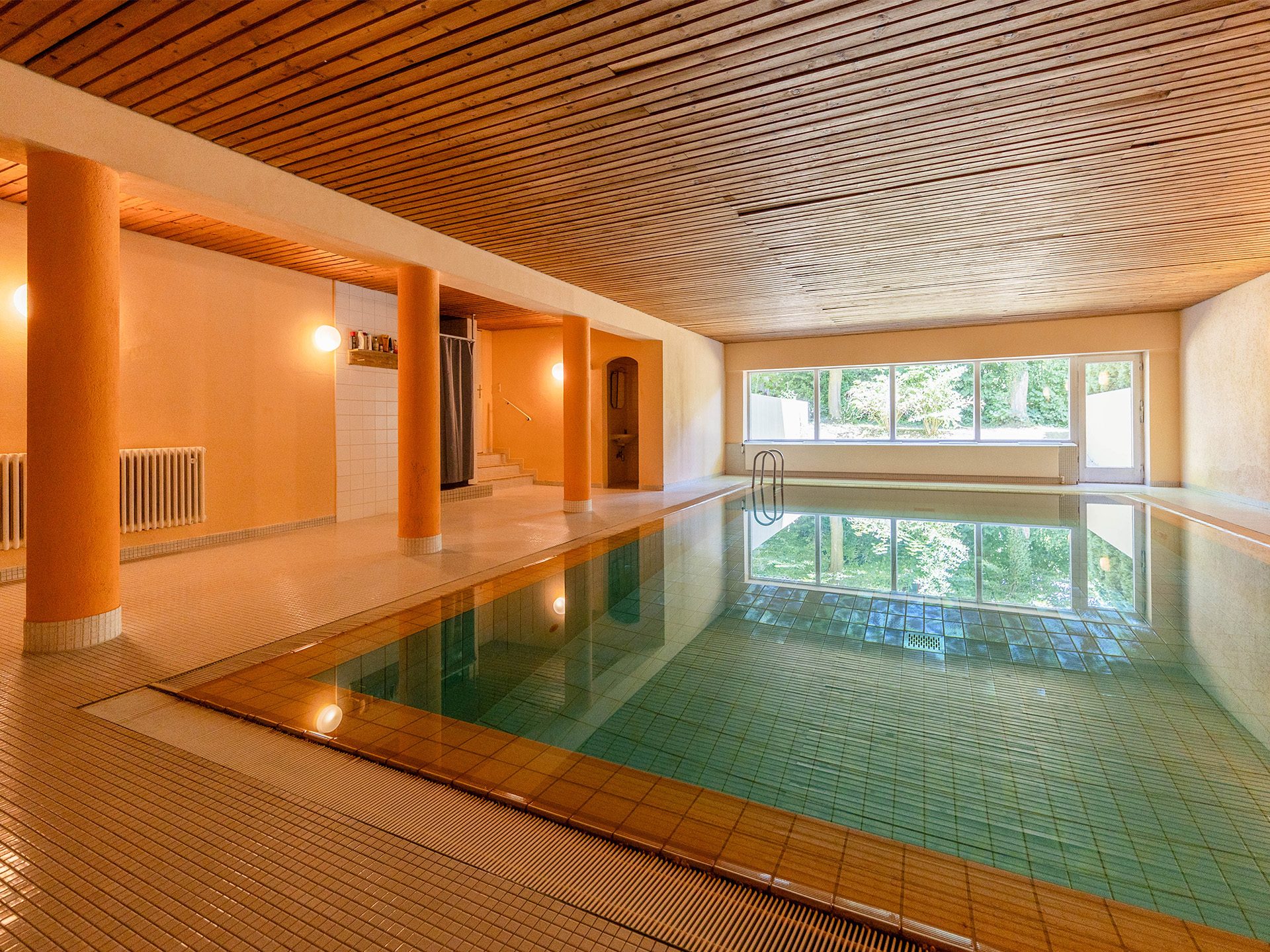 Veltrup Immobilien - Immobilienangebot - Herrsching am Ammersee - Wohnen - HOCHWERTIG SANIERTES 1-ZIMMER APARTMENT MIT SCHWIMMBAD, SAUNA UND PRIVATEM BADESTEG